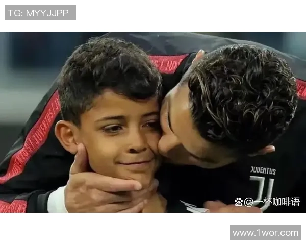 足球明星恶搞儿子视频引发热议网友纷纷点赞称其父爱满满